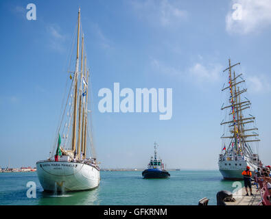 Die Tall Schiffe Races und Regatten angekommen Cadiz Hafen 2016... über 40 internationale Schiffe mit Crew von jungen Menschen. Stockfoto