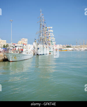 Die Tall Schiffe Races und Regatten angekommen Cadiz Hafen 2016... über 40 internationale Schiffe mit Crew von jungen Menschen. Stockfoto