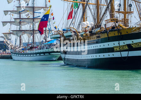 Die Tall Schiffe Races und Regatten angekommen Cadiz Hafen 2016... über 40 internationale Schiffe mit Crew von jungen Menschen. Stockfoto