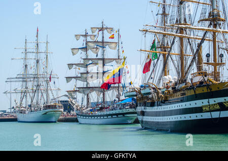 Die Tall Schiffe Races und Regatten angekommen Cadiz Hafen 2016... über 40 internationale Schiffe mit Crew von jungen Menschen. Stockfoto