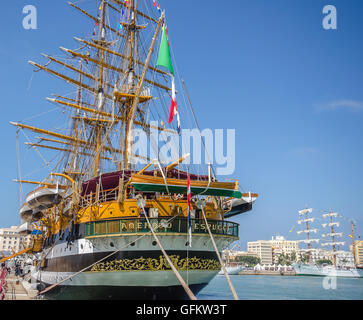 Die Tall Schiffe Races und Regatten angekommen Cadiz Hafen 2016... über 40 internationale Schiffe mit Crew von jungen Menschen. Stockfoto