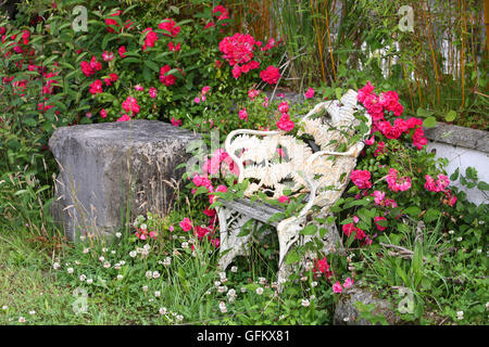 Rustikale Gartenstuhl mit Blumen Stockfoto