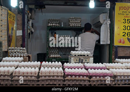 Jerusalem: Verkäufer von Eiern in Mahane Yehuda Markt (shuk), ein berühmter abgedeckt Jüdischen Marktplatz mit mehr als 250 Anbietern Stockfoto