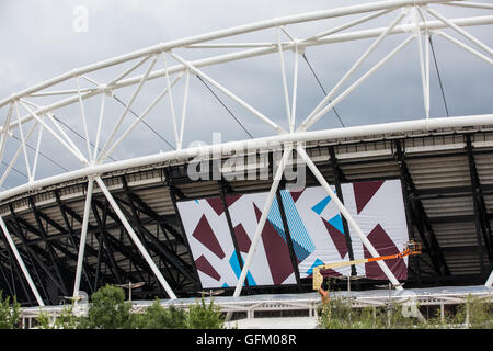 London, UK. 29. Juli 2016. Die ersten 68 12m hohen Stoffbahnen sind an der ehemaligen Olympia-Stadion installiert. Stockfoto