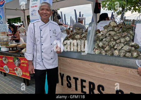 Thailändischer Lebensmittelhändler, der Austern verkauft. Pattaya Thailand S. E. Asien Stockfoto