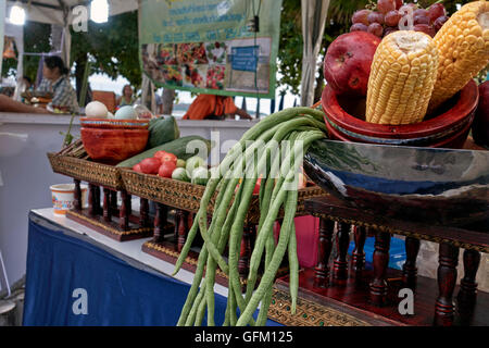 Auswahl an bunten Gemüse auf einem Thai Street Food Stall. S. E. Asien Thailand Stockfoto