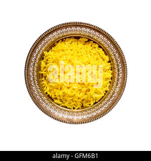 Draufsicht auf eine antike Metallschale mit gekochten Kurkuma Jasmin Reis isoliert auf weiss Stockfoto