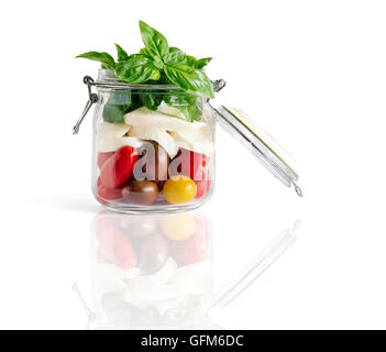 Hofeigene Caprese Salat in einem geöffnetem Deckel Einmachglas isoliert auf weiss mit Überlegung Stockfoto