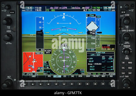 Flugzeug-Glas-Cockpit-Display G1000 mit Wetter-Radar und Motor Lehren in kleinen privaten Flugzeug Stockfoto