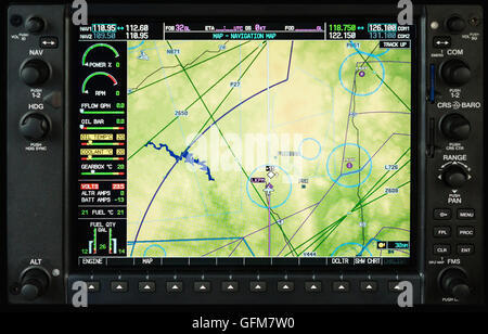 Flugzeug-Glas-Cockpit-Display G1000 mit Wetter-Radar und Motor Lehren in kleinen privaten Flugzeug Stockfoto