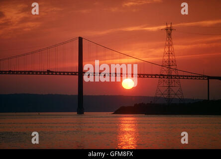 Die Angus L. Macdonald Bridge ist eine Hängebrücke überqueren Halifax Hafen in Halifax - Nova Scotia - Kanada. Stockfoto