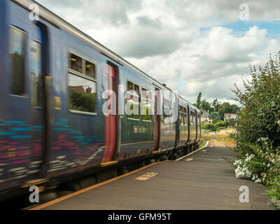 Erste große Western-Zug kommt in Exton Bahnhof nach Exmouth Reisen entlang der malerischen Säbelschnäbler Küstenlinie gebunden. Stockfoto