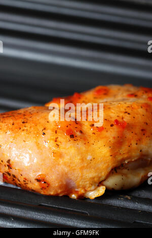 Hähnchenschenkel mit Piri Piri Marinade auf einem Elektrogrill Stockfoto
