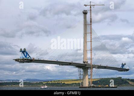 Ein Blick von Port Edgar, South Queensferry, der neue Queensferry Crossing Straßenbrücke, die neue Forth Ersatz Brücke, die im Bau und wird neben der bestehenden Forth Road Bridge gebaut. Stockfoto