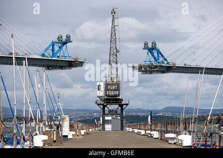 Ein Blick von Port Edgar, South Queensferry, der neue Queensferry Crossing Straßenbrücke, die neue Forth Ersatz Brücke, die im Bau und wird neben der bestehenden Forth Road Bridge gebaut. Stockfoto