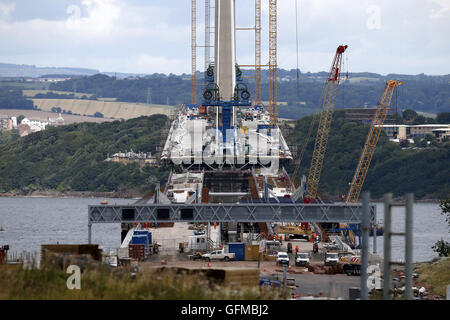 Ein Blick vom South Queensferry, der neue Queensferry Crossing Straßenbrücke, die neue Forth Ersatz Brücke, die im Bau und wird neben der bestehenden Forth Road Bridge gebaut. Stockfoto