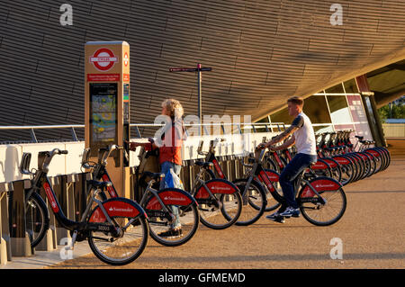 Santander-Zyklen mieten docking-Station auf der Queen Elizabeth Olympic Park, London England Vereinigtes Königreich UK Stockfoto