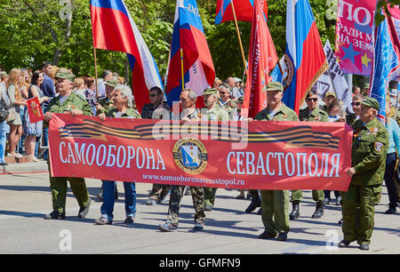 Marching mit Banner in 9. Mai Tag des Sieges Parade 2016 Sewastopol Krim Stockfoto