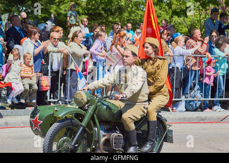 Motorrad mit kommunistischen fünf Red Star und Sowjetunion Flagge während des 9. Mai Tag des Sieges Parade 2016 Sewastopol Krim hingewiesen Stockfoto