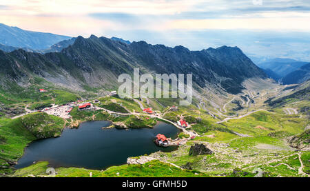 Balea See, von oben gesehen. Gletschersee, auf transfagarasan Autobahn in Karpaten, Rumänien im Sommer Stockfoto