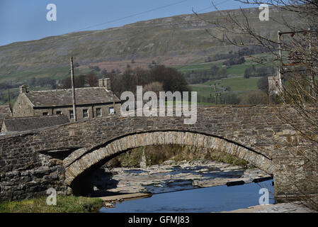 Brücke über Gayle Beck, Gayle Dorf, obere Wensleydale, Yorkshire Dales National Park, North Yorkshire, England, UK. Stockfoto