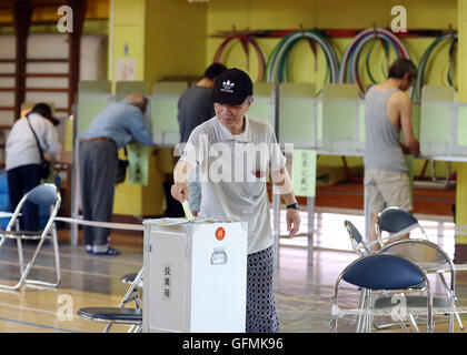 Tokio, Japan. 31. Juli 2016. Ein Wähler wirft eine Stimme in Tokio Gouverneurswahl in einem Wahllokal in Tokio auf Sonntag, 31. Juli 2016. 21 Kandidaten wetteifern um Tokio Gouverneurs-Sitz als ehemaliger Gouverneur Yoichi Masuzoe seinen Posten für seine Geld-Skandals zurückgetreten. © Yoshio Tsunoda/AFLO/Alamy Live-Nachrichten Stockfoto