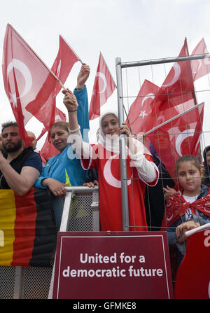 Köln, Deutschland. 31. Juli 2016. Anhänger der türkische Präsident Erdogan sammelten sich zum Jahresbeginn eine Kundgebung in Köln, 31. Juli 2016. Mehrere tausend Deutsch-Türken haben eine Pro-Erdogan-Demonstration in Köln besucht. Foto: HENNING KAISER/Dpa/Alamy Live News Stockfoto