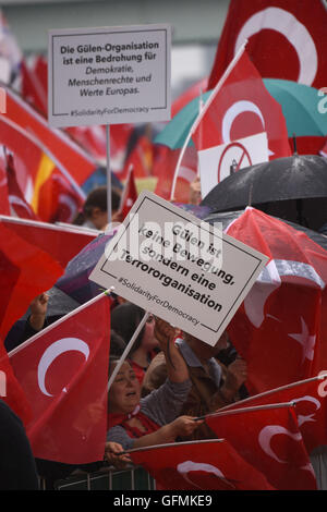 Köln, Deutschland. 31. Juli 2016. Anhänger der türkische Präsident Erdogan sammelten sich zum Jahresbeginn eine Kundgebung in Köln, 31. Juli 2016. Mehrere tausend Deutsch-Türken haben eine Pro-Erdogan-Demonstration in Köln besucht. Foto: HENNING KAISER/Dpa/Alamy Live News Stockfoto