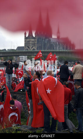 Köln, Deutschland. 31. Juli 2016. Anhänger der türkische Präsident Erdogan sammelten sich zum Jahresbeginn eine Kundgebung in Köln, 31. Juli 2016. Mehrere tausend Deutsch-Türken haben eine Pro-Erdogan-Demonstration in Köln besucht. Foto: HENNING KAISER/Dpa/Alamy Live News Stockfoto