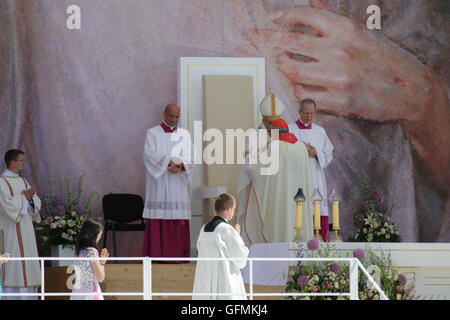 Brzegi, Polen. 31. Juli 2016. Papst Francis schmiegt sich Stanislaw Dziwisz, Erzbischof von Krakau. Mehr als 1,6 Millionen Pilger aus der ganzen Welt sind gekommen, um die endgültige Masse der World Youth Day 2016 am Campus Misericordiae ...und feiern diese Masse zusammen mit Papst Francis. Am Ende der Messe wurde Panama als Host für den nächsten Weltjugendtag im Jahr 2019 angekündigt. Bildnachweis: Michael Debets/Alamy Live-Nachrichten Stockfoto