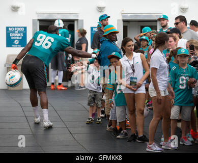 Davie, Florida, USA. 31. Juli 2016. Miami Dolphins defensive end Farrington Huguenin (96) high Fives fans in Miami Dolphins Trainingscamp in Davie, Florida am 31. Juli 2016. © Allen Eyestone/der Palm Beach Post/ZUMA Draht/Alamy Live-Nachrichten Stockfoto