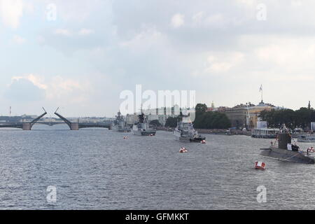 St. Petersburg, Russland. 31. Juli 2016. Kriegsschiffe beteiligen sich an der Feier des Tages Marine auf der Newa in St. Petersburg, Russland, am 31. Juli 2016. Der Tag der Marine ist ein nationaler Feiertag in Russland, dass normalerweise am letzten Sonntag im Juli stattfindet. © Lu Jinbo/Xinhua/Alamy Live-Nachrichten Stockfoto