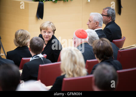 Am Sonntag, den 31. Juli hielt die politischen Führer von Deutschland und die Familien der getöteten eine Kondolenz-Zeremonie in der Bayerischen Staatsregierung. Angela Merkel, Bundeskanzlerin Deutschlands, Joachim Gauck, Bundespräsident, Horst Seehofer, Bayerischer Ministerpräsident und Dieter Reiter, Oberbürgermeister der Landeshauptstadt München teilgenommen. Klassische Musik gespielt wurde. 31. Juli 2016. © Michael Trammer/ZUMA Draht/Alamy Live-Nachrichten Stockfoto