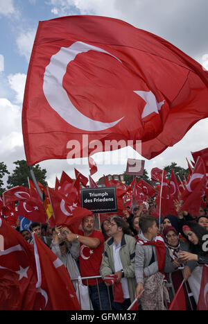 Köln, Deutschland. 31. Juli 2016. Anhänger der türkische Präsident Erdogan sammelten sich zum Jahresbeginn eine Kundgebung in Köln, 31. Juli 2016. Mehrere tausend Deutsch-Türken haben eine Pro-Erdogan-Demonstration in Köln besucht. Foto: HENNING KAISER/Dpa/Alamy Live News Stockfoto