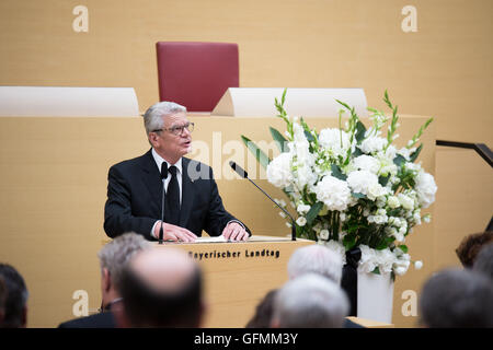 Am Sonntag, den 31. Juli hielt die politischen Führer von Deutschland und die Familien der getöteten eine Kondolenz-Zeremonie in der Bayerischen Staatsregierung. Angela Merkel, Bundeskanzlerin Deutschlands, Joachim Gauck, Bundespräsident, Horst Seehofer, Bayerischer Ministerpräsident und Dieter Reiter, Oberbürgermeister der Landeshauptstadt München teilgenommen. Klassische Musik gespielt wurde. 31. Juli 2016. © Michael Trammer/ZUMA Draht/Alamy Live-Nachrichten Stockfoto