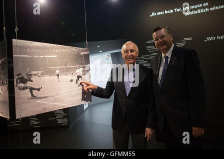 Dortmund, Deutschland. 31. Juli 2016. Hans Tilkowski (l) und DFB-Präsident Reinhard Grinde stellen während der Eröffnung der Sonderausstellung im deutschen Fußball Museum, 50 Jahre Wembley, in Dortmund, Deutschland, 31. Juli 2016. Foto: MAJA HITIJ/Dpa/Alamy Live News Stockfoto