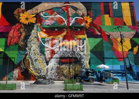 Rio De Janeiro, 30. Juli 2016. "Ethnien" Graffiti Wall von Eduardo Kobra, am Tag der Einweihung. Bildnachweis: Maria Adelaide Silva/Alamy Live-Nachrichten Stockfoto