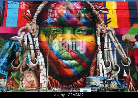 Rio De Janeiro, 30. Juli 2016. "Ethnien" Graffiti Wall von Eduardo Kobra, am Tag der Einweihung. Bildnachweis: Maria Adelaide Silva/Alamy Live-Nachrichten Stockfoto