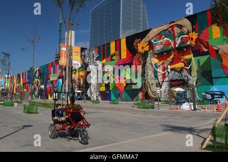 Rio De Janeiro, 30. Juli 2016. "Ethnien" Graffiti Wall von Eduardo Kobra, am Tag der Einweihung. Bildnachweis: Maria Adelaide Silva/Alamy Live-Nachrichten Stockfoto