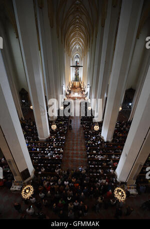 München, Deutschland. 31. Juli 2016. Trauernden sammelten sich an der Frauenkirche in München, 31. Juli 2016. Ein Multi-religiösen Dienst ist für die Opfer der Münchner Dreharbeiten statt. Foto: MATTHIAS BALK/DPA/Alamy Live-Nachrichten Stockfoto