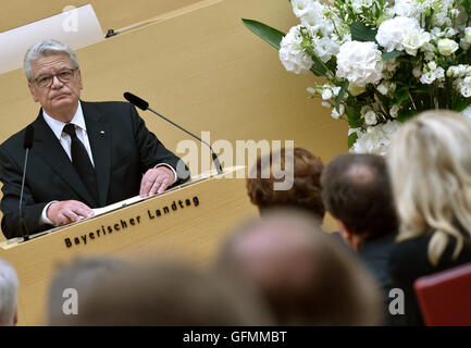 München, Deutschland. 31. Juli 2016. Der deutsche Bundespräsident Joachim Gauck spricht bei der Trauerfeier für die Opfer der letzten Woche schießen auf dem Landtag in München, 31. Juli 2016. Foto: ANGELIKA WARMUTH/DPA/Alamy Live-Nachrichten Stockfoto