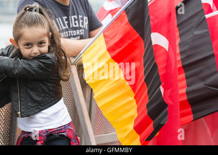 Köln, Deutschland. 31. Juli 2016. Eine junge Türkin mit deutschen und türkischen Fahnen. Demonstranten versammeln sich, um die Pro-Erdogan-Vorführung auf der Deutzer Werft in Köln teilnehmen. Bildnachweis: Bettina Strenske/Alamy Live-Nachrichten Stockfoto