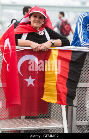 Köln, Deutschland. 31. Juli 2016. Demonstranten versammeln sich, um die Pro-Erdogan-Vorführung auf der Deutzer Werft in Köln teilnehmen. Bildnachweis: Bettina Strenske/Alamy Live-Nachrichten Stockfoto