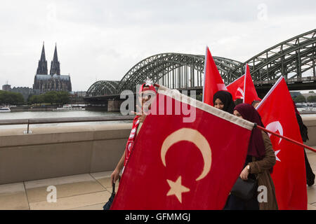 Köln, Deutschland. 31. Juli 2016. Junge Türken auf dem Weg auf die Rallye-Website. Demonstranten besuchen die Pro-Erdogan-Rallye, die nach dem gescheiterten Militärputsch in der Türkei zu unterstützen. Polizei erwartet etwa 30.000 Demonstranten, die Website auf der Deutzer Werft in Köln zu besuchen. Bildnachweis: Bettina Strenske/Alamy Live-Nachrichten Stockfoto