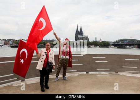 Köln, Deutschland. 31. Juli 2016. Junge Türken auf dem Weg auf die Rallye-Website. Demonstranten besuchen die Pro-Erdogan-Rallye, die nach dem gescheiterten Militärputsch in der Türkei zu unterstützen. Polizei erwartet etwa 30.000 Demonstranten, die Website auf der Deutzer Werft in Köln zu besuchen. Bildnachweis: Bettina Strenske/Alamy Live-Nachrichten Stockfoto