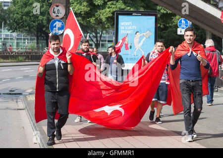 Köln, Deutschland. 31. Juli 2016. Junge türkische Männer auf dem Weg zur Kundgebung in Deutz. Demonstranten besuchen die Pro-Erdogan-Demonstration nach dem gescheiterten Militärputsch in der Türkei zu unterstützen. Polizei erwartet etwa 30.000 Demonstranten, die Website auf der Deutzer Werft in Köln zu besuchen. Bildnachweis: Bettina Strenske/Alamy Live-Nachrichten Stockfoto