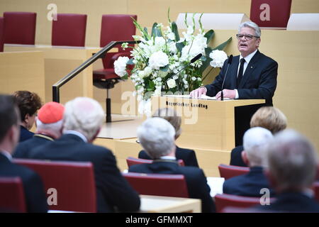 München, Deutschland. 31. Juli 2016. Der deutsche Bundespräsident Joachim Gauck spricht bei der Trauerfeier für die Opfer der letzten Woche schießen auf dem Landtag in München, 31. Juli 2016. Foto: MATTHIAS BALK/DPA/Alamy Live-Nachrichten Stockfoto