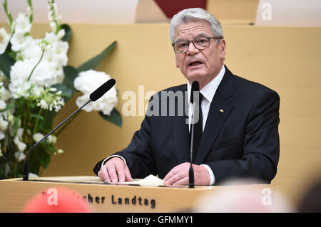 München, Deutschland. 31. Juli 2016. Der deutsche Bundespräsident Joachim Gauck spricht bei der Trauerfeier für die Opfer der letzten Woche schießen auf dem Landtag in München, 31. Juli 2016. Foto: MATTHIAS BALK/DPA/Alamy Live-Nachrichten Stockfoto