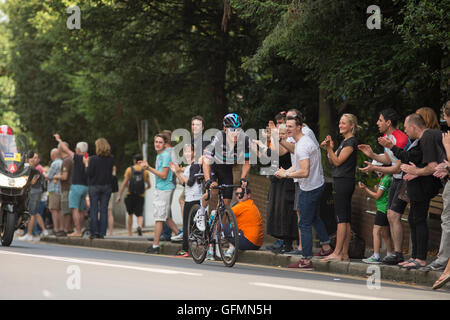 Wimbledon Hill, London, Großbritannien. 31. Juli 2016. Das London Surrey Classic professionellen Straßenrennen erreicht der letzten Steigung des Tages bei Wimbledon Hill 10 Meilen vor dem Ziel auf der Mall. Geraint Thomas Team Sky führt durch Wimbledon. Bildnachweis: Sportsimages/Alamy Live-Nachrichten. Stockfoto