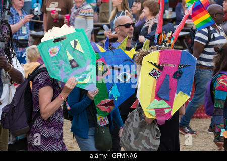 Malmesbury, Wiltshire. 29. Juli 2016.   Festivalbesucher weiterhin der Schlusstag der alternativen Welt Musik, Essen und Karneval Prozession auf dem Charlton Park Anwesen in Wiltshire ein langes Wochenende zu genießen. WOMAD 2016 läuft vom 28. bis 31. Juli und ist als Großbritanniens größte globale Partei in Rechnung gestellt.  Wayne Farrell/Alamy Live-Nachrichten Stockfoto